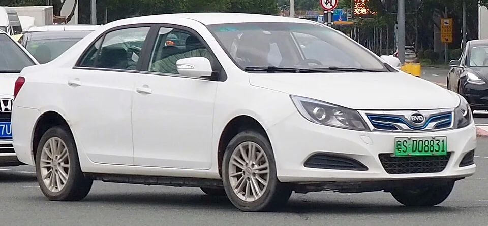 Samochód elektryczny BYD na europejskiej ulicy