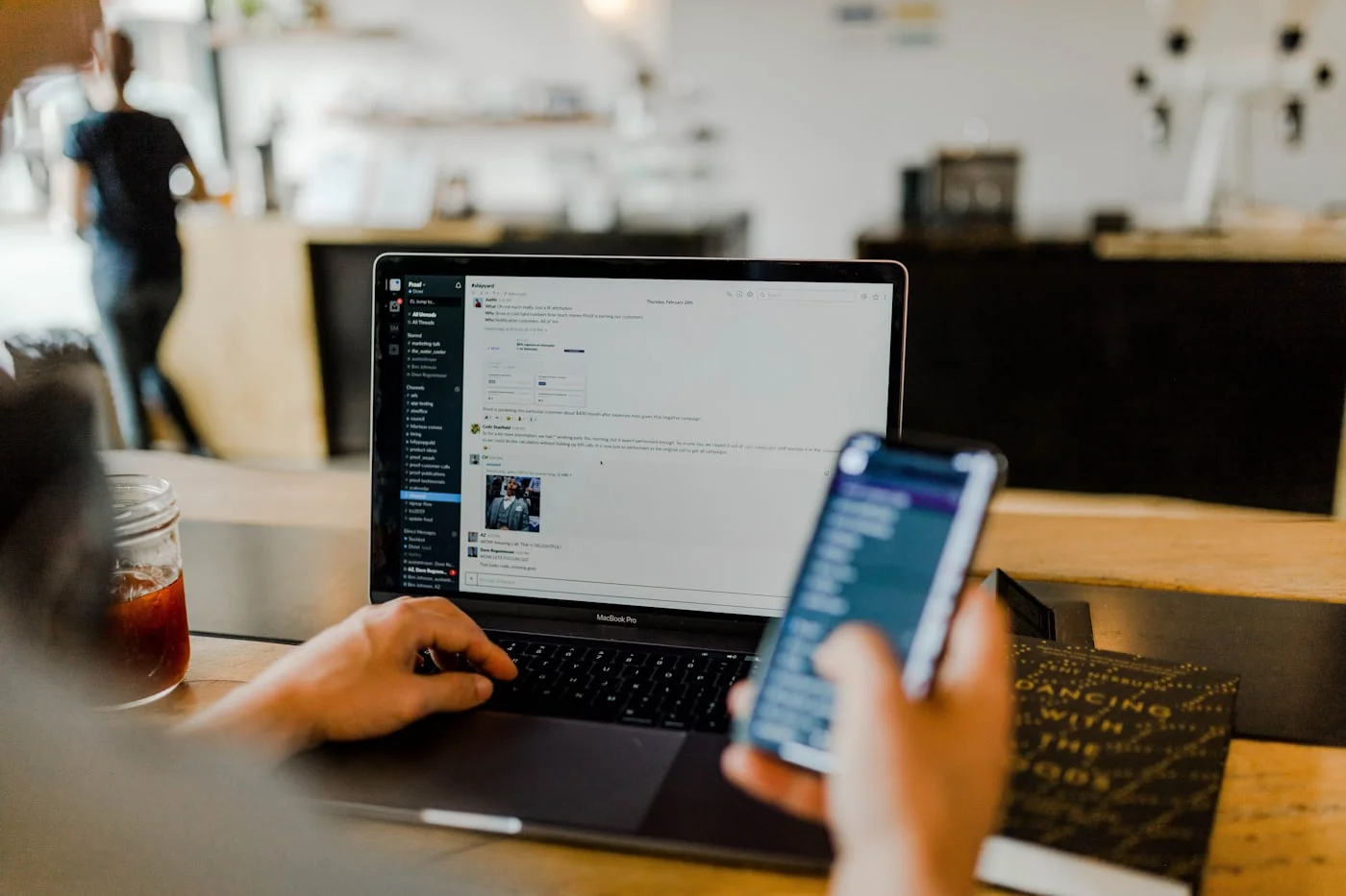 Ekran z kodem i symboliką cyberbezpieczeństwa