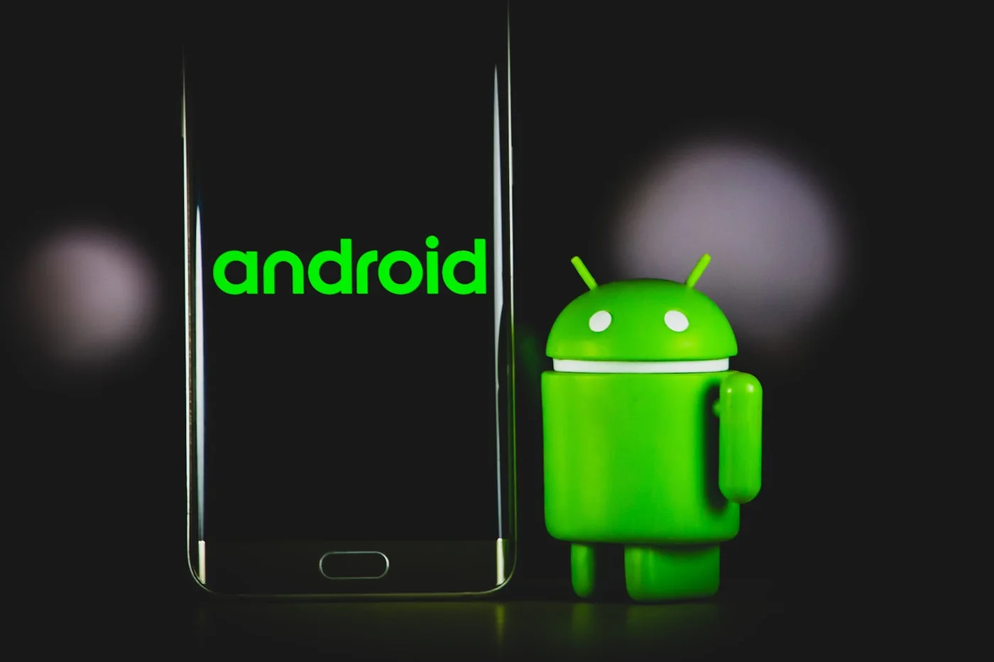 Telefon z cyfrową aplikacją i dokumentem tożsamości na biurku