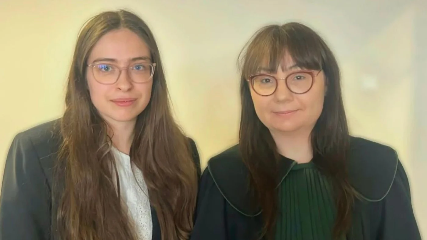 Oliwia Olejniczak z pełnomocniczką przed rozprawą w Sądzie Rejonowym w Zamościu