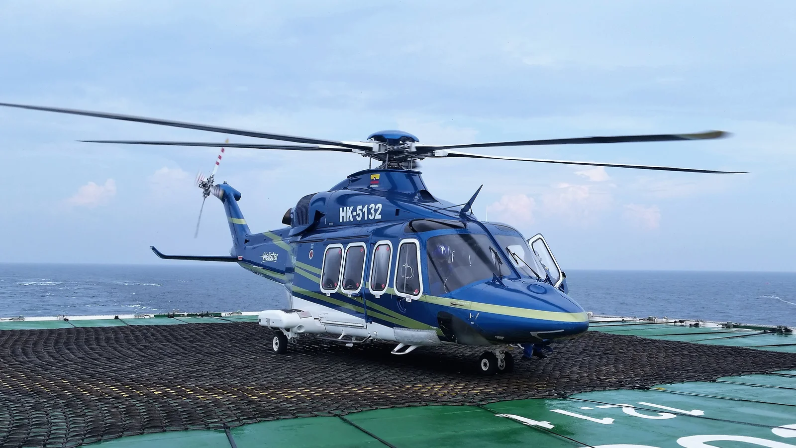 Śmigłowiec AW139 na morskim lądowisku z wodą w tle