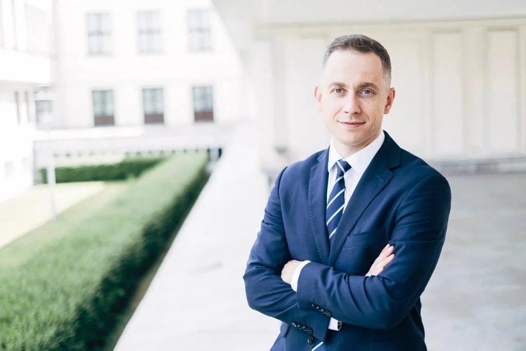 Cezary Tomczyk podczas wystąpienia publicznego